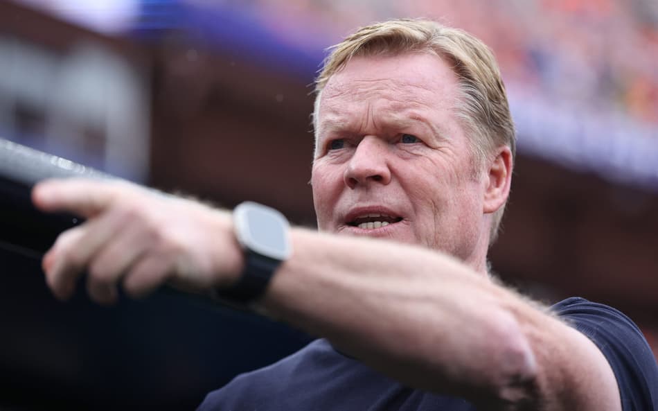 Ronald Koeman, técnico da Holanda, olhando para frente