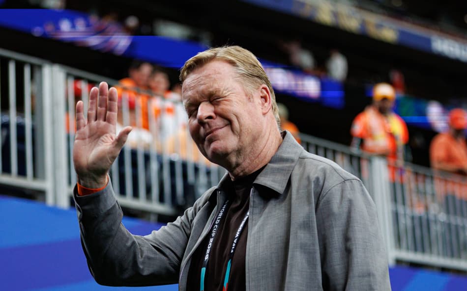 Ronald Koeman acena para a torcida durante jogo