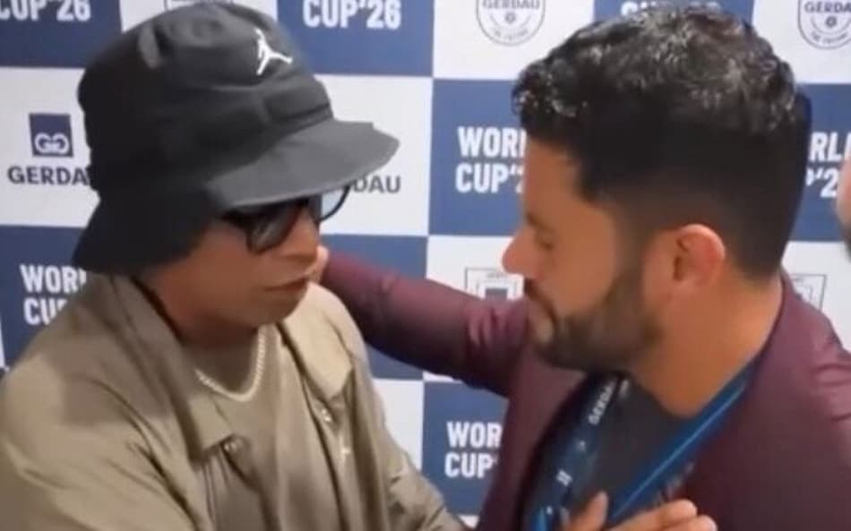 Ronaldinho e Hulk se encontram (Foto: Reprodução Gledson Paraíba)