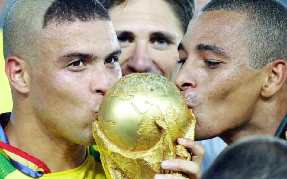Ronaldo Fenômeno beijando taça da Copa do Mundo de 2002