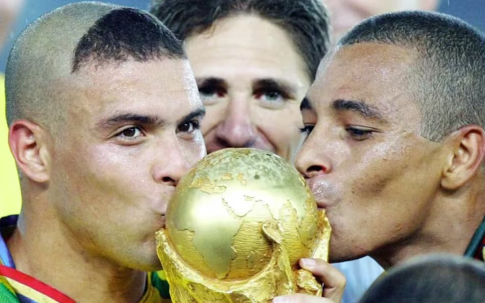Ronaldo Fenômeno beijando taça da Copa do Mundo de 2002