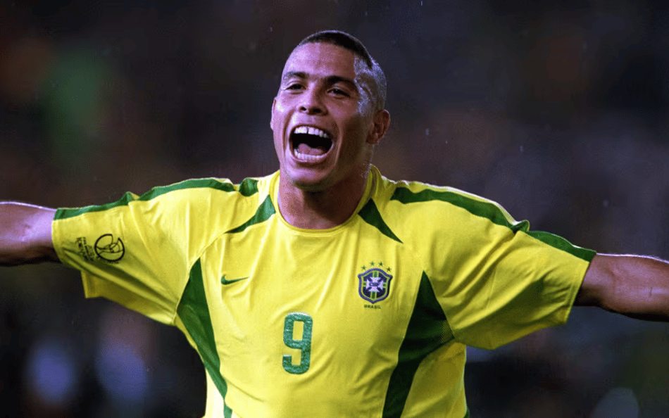 Ronaldo Fenômeno celebra gol de corte cascão na Copa do Mundo de 2002