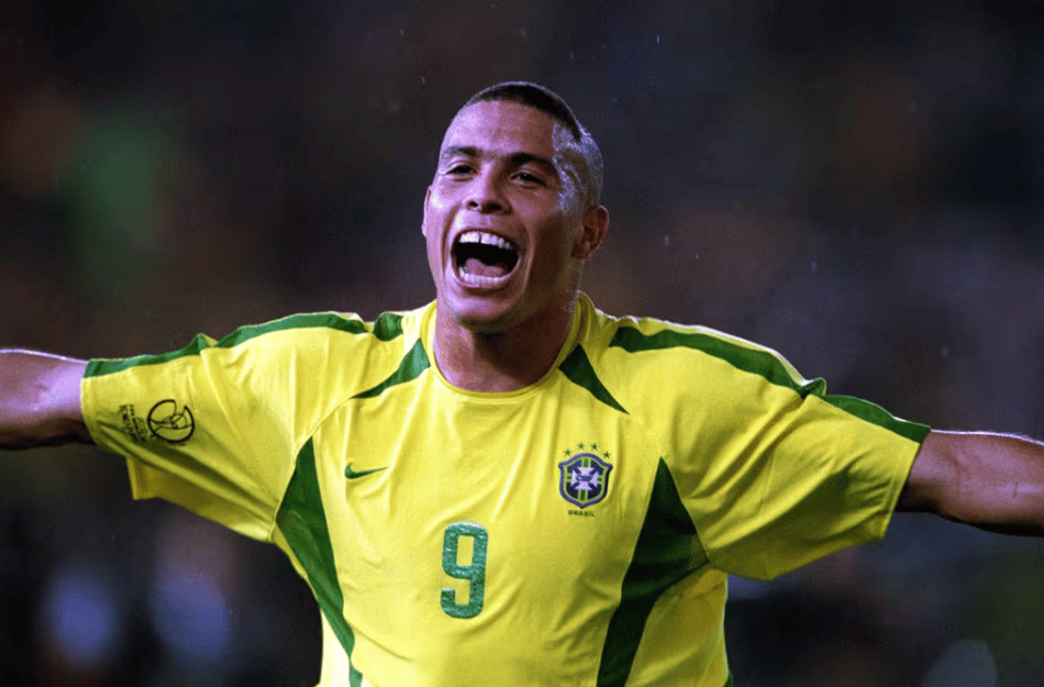 Ronaldo Fenômeno celebra gol de corte cascão na Copa do Mundo de 2002
