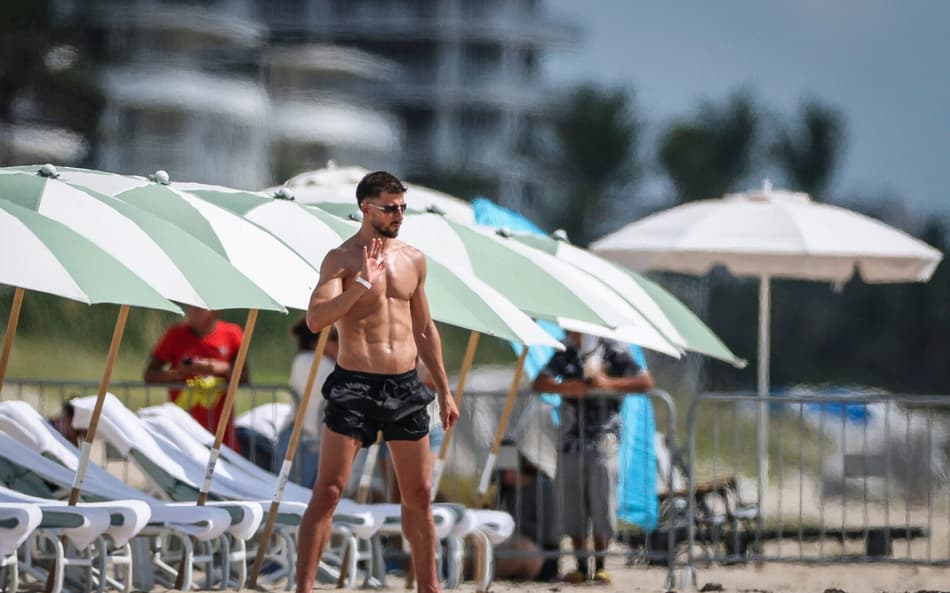 Ruben Dias curte dia de calor em Palm Beach, no sul da Flórida