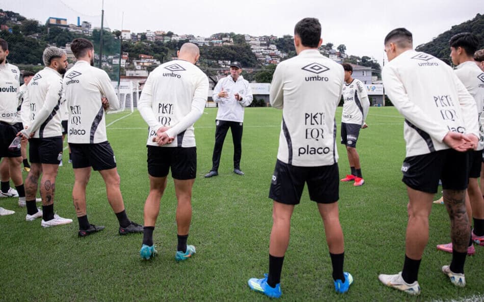 Preparador Omar Feitosa comandando trabalho físico no CT Rei Pelé (Foto: Raul Baretta / Santos FC)