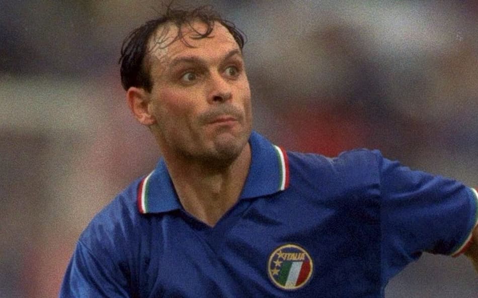 Salvatore Schillaci comemora um de seus gols pela seleção da Itália, com os olhos arregalados que viraram sua marca (FIFA)