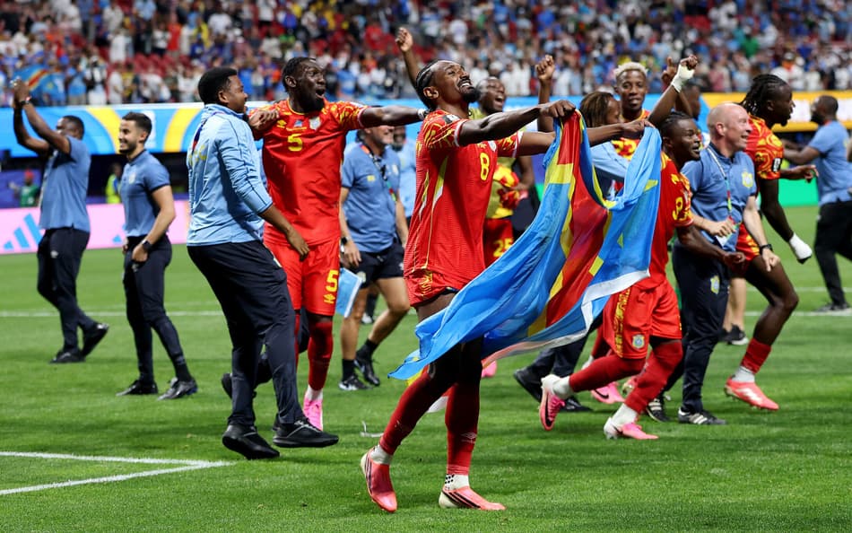 Samuel Moutoussamy, camisa 8 da RD Congo, e seus companheiros comemoram após a vitória por 3 a 1 durante a partida do Grupo K da Copa do Mundo FIFA 2026 entre RD Congo e Uzbequistão.