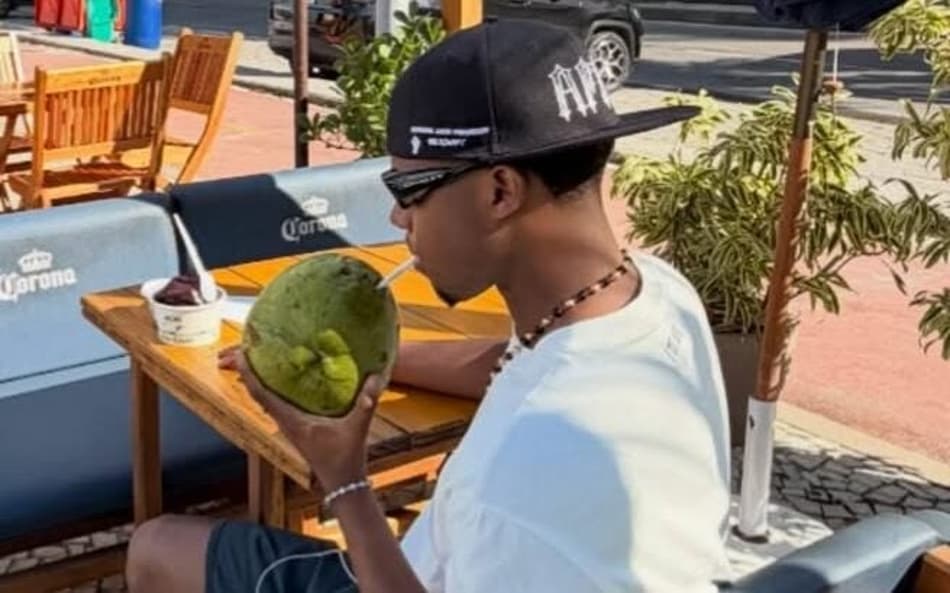 Ansu Fati toma água de coco em quiosque de praia no Rio de Janeiro durante as férias (Foto: Reprodução/Instagram)