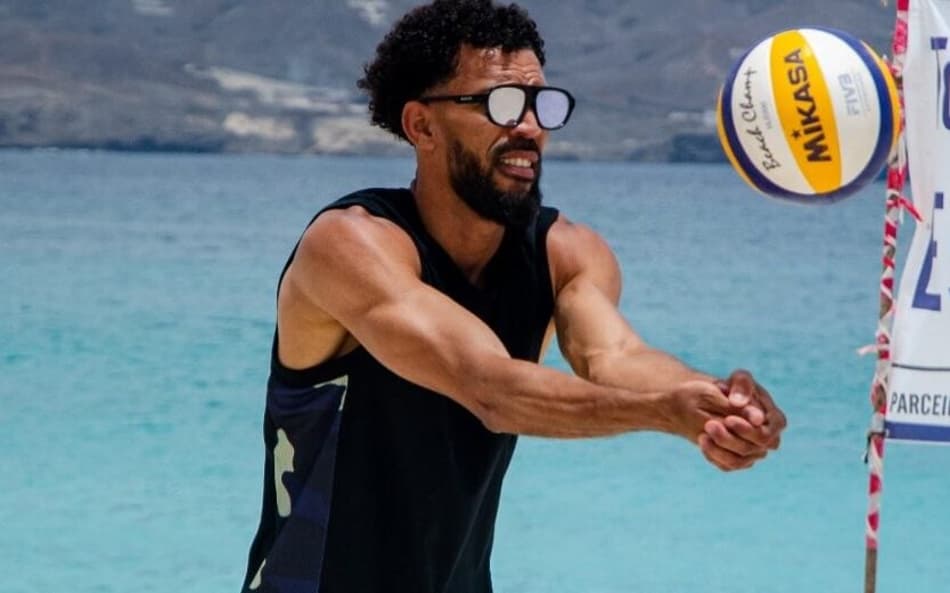 Vozinha, goleiro de Cabo Verde, atua como professor de vôlei nas horas vagas (Foto: Reprodução/Instagram)