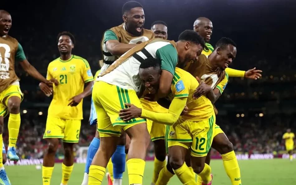 Jogadores da África do Sul comemoram classificação ao mata-mata da Copa do Mundo. (Foto: Divulgação/ Instagram)