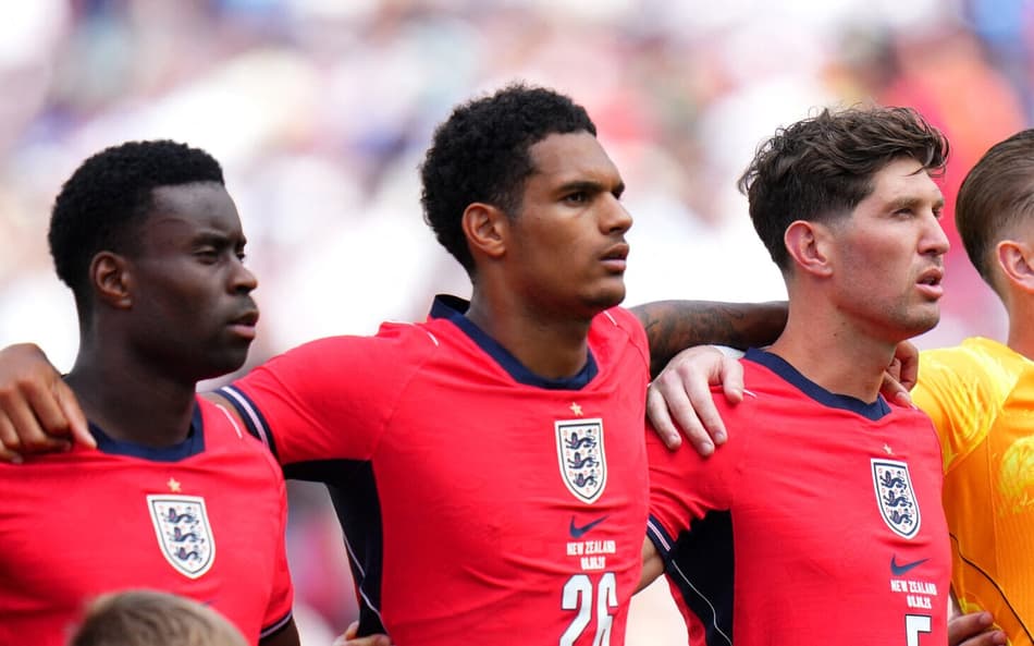 Defensores da Seleção da Inglaterra em amistoso preparatório para a Copa do Mundo (Foto: Rich Storry/Getty Images/AFP )