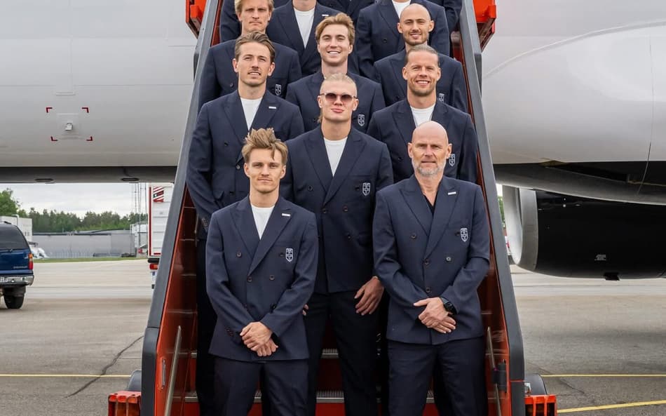 Seleção da Noruega no desembarque nos EUA (Foto: Reprodução/X)