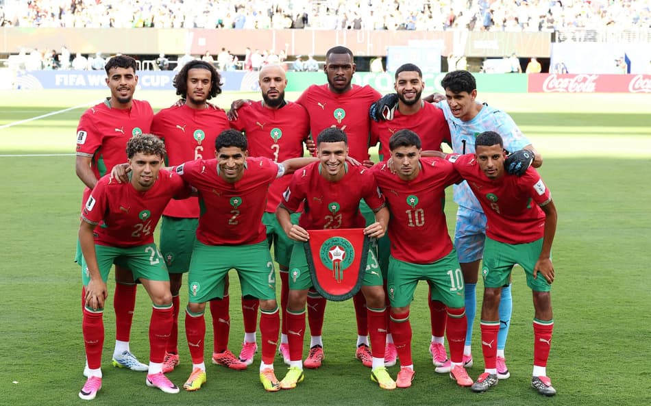 Seleção do Marrocos perfilada antes de estreia contra o Brasil (Foto: CHARLY TRIBALLEAU/AFP)