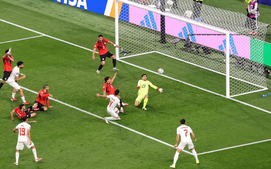 Shoja Khalilzadeh chuta diante do goleiro do Egito para marcar o segundo gol do Irã