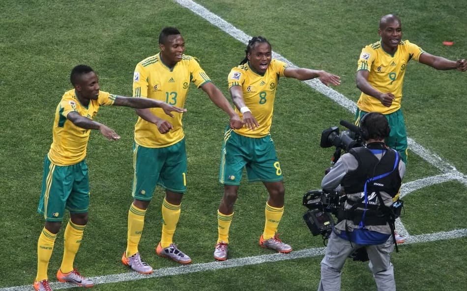 Há 16 anos, Tshabalala marcava gol de estreia da África do Sul na Copa do Mundo (Foto: Divulgação/FIFA)