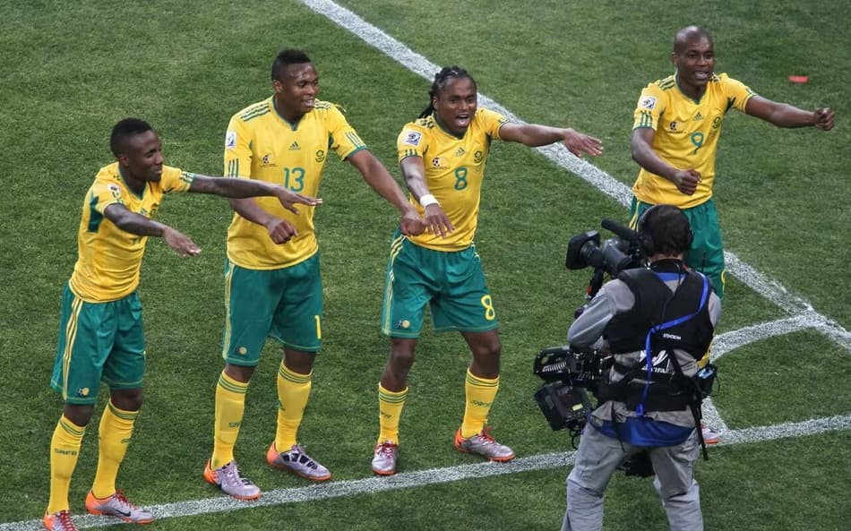 Há 16 anos, Tshabalala marcava gol de estreia da África do Sul na Copa do Mundo (Foto: Divulgação/FIFA)