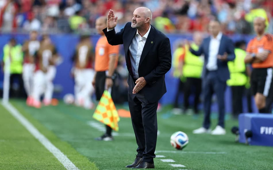Próximo adversário do Brasil, técnico da Escócia perde a cabeça após derrota para Marrocos
