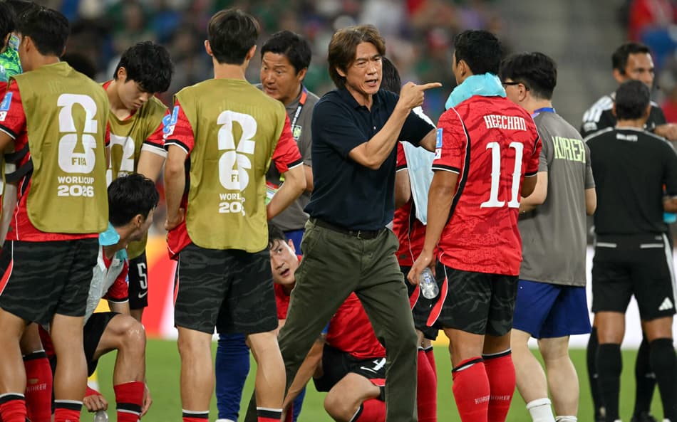 Ex-técnico da Coreia do Sul com jogadores em campo na Copa do Mundo 2026