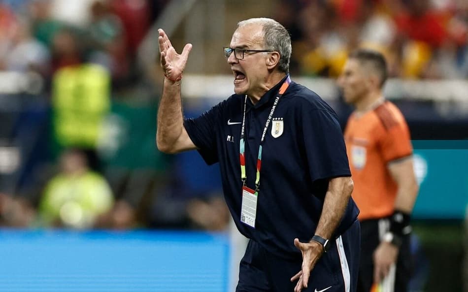 Técnico Marcelo Bielsa gesticula na derrota do Uruguai para a Espanha