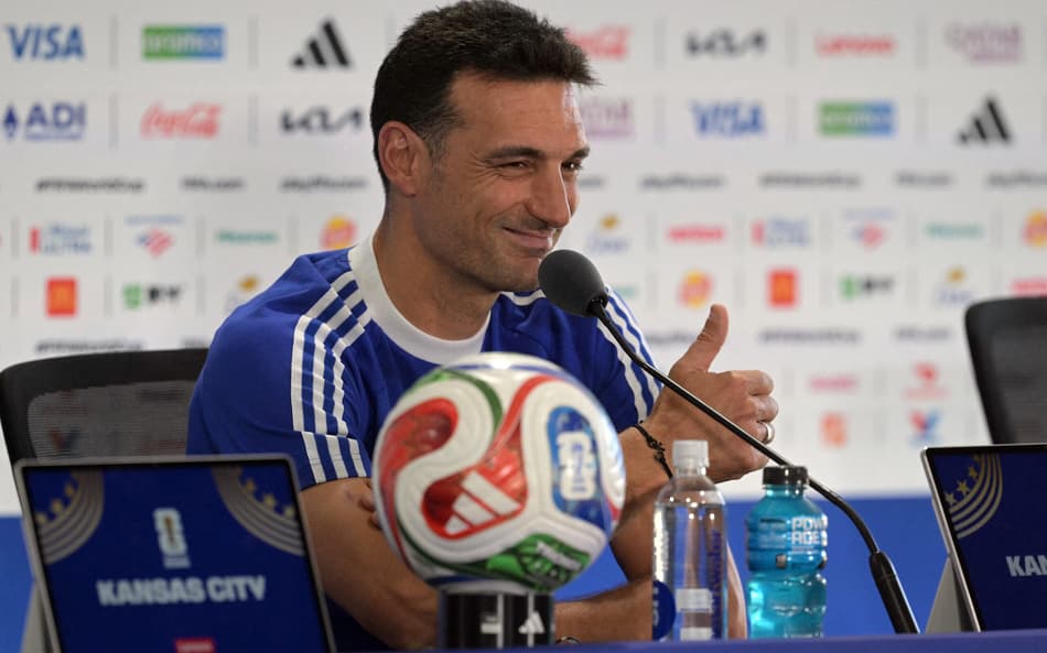 Técnico da Argentina, Scaloni faz sinal de positivo durante coletiva na Copa do Mundo