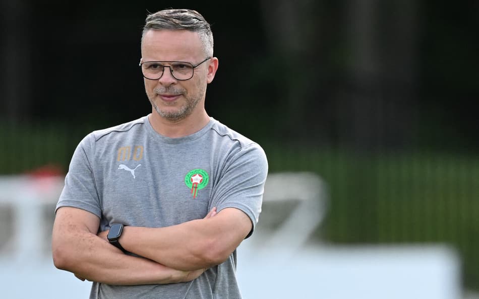Técnico de Marrocos, Mohamed Ouahbi observa treino antes de jogo contra o Haiti, pela Copa do Mundo