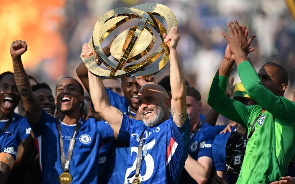 Técnico do Chelsea, Maresca ergue troféu de campeão do Mundial de Clubes