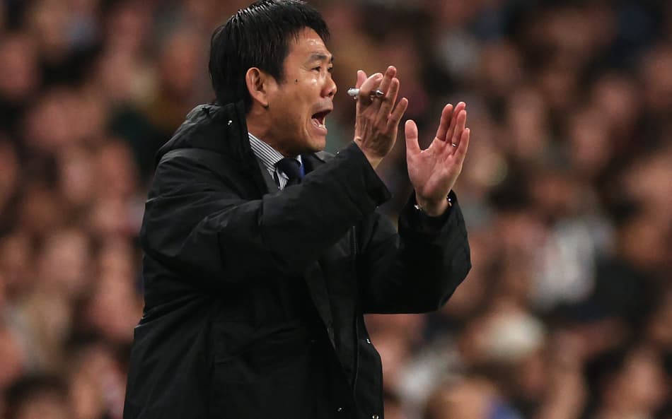 Técnico do Japão, Hajime Moriyasu orienta jogadores em amistoso contra a Inglaterra