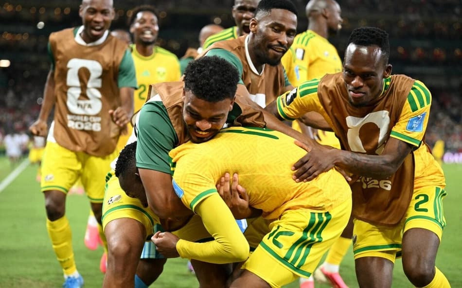 Thapelo Maseko é abraçado por companheiros após marcar para a África do Sul