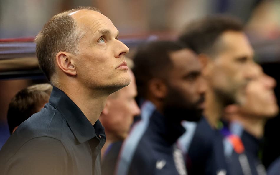Thomas Tuchel na beira do gramado, durante execução dos hinos nacionais na partida contra a Croácia (Foto: Richard Pelham/Getty Images/AFP)
