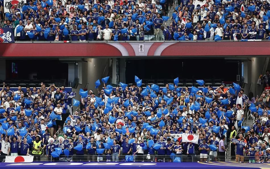 Torcida japonesa no primeiro jogo da seleção na Copa 2026, contra a Holanda — Foto: Aric Becker / AFP
