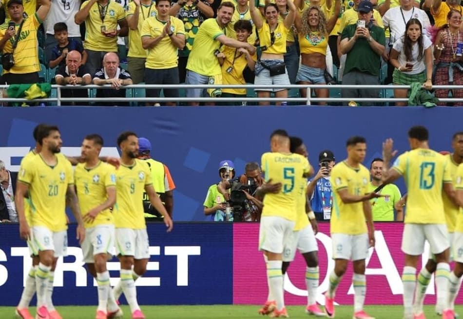 Torcida brasileira comemora um dos gols diante da Escócia