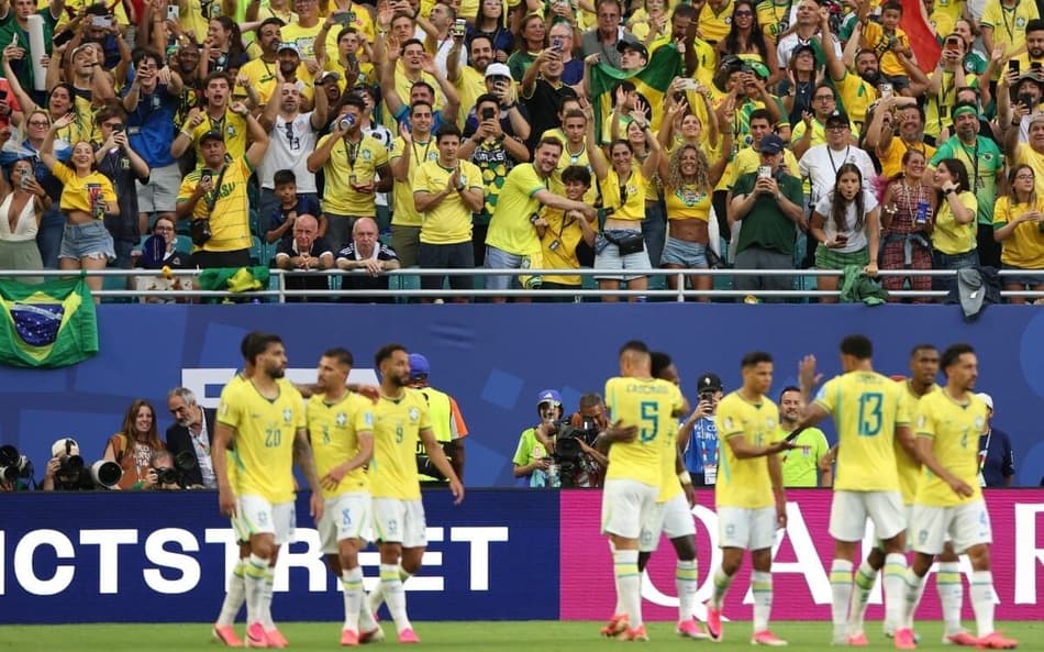 Torcida brasileira comemora um dos gols diante da Escócia (Foto: PATRICIA DE MELO MOREIRA / AFP)
