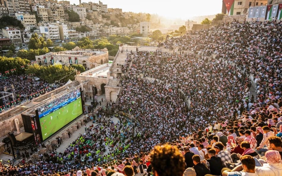 Torcida da Jordânia assiste a partida da Copa (Foto: George SAIF / AFP)