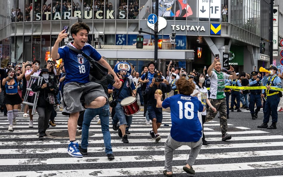 Torcedores do Japão reagem após a partida de futebol contra a Suécia pelo Grupo F da Copa do Mundo de 2026, no distrito de Shibuya, em Tóquio (Foto: Philip Fong / Afp)