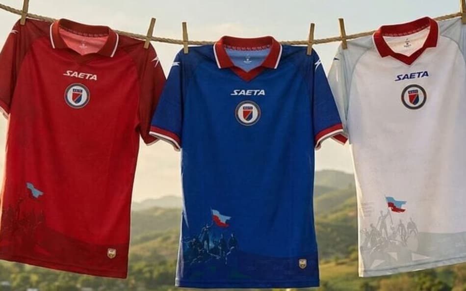 Uniformes do Haiti antes da alteração exigida pela Fifa