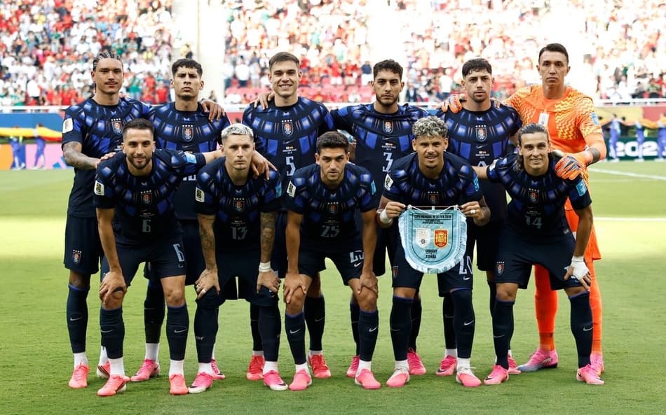 Jogadores do Uruguai perfilados antes da partida contra a Espanha na Copa do Mundo