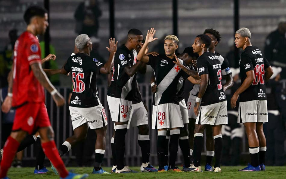 Jogadores do Vasco comemoram gol marcado em São Januário