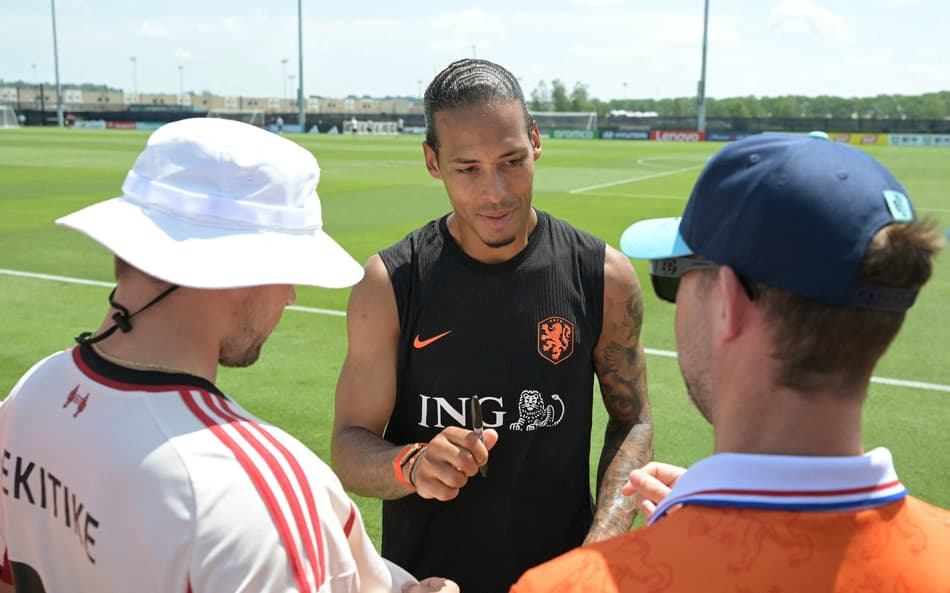 Van Dijk conversa com torcedores da Holanda em treinamento da seleção