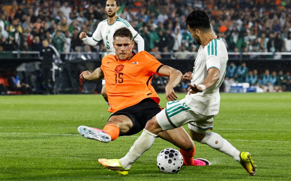 Van de Ven divide bola com Amoura no amistoso entre Holanda e Argélia