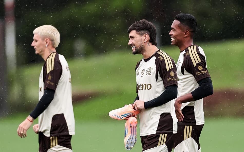 Arrascaeta, Varela e Alex Sandro durante treino do Flamengo no Ninho do Urubu
