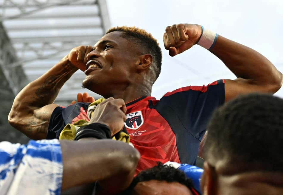 Varela comemora gol do empate de Cabo Verde sobre o Uruguai na Copa do Mundo nos braços de seus companheiros