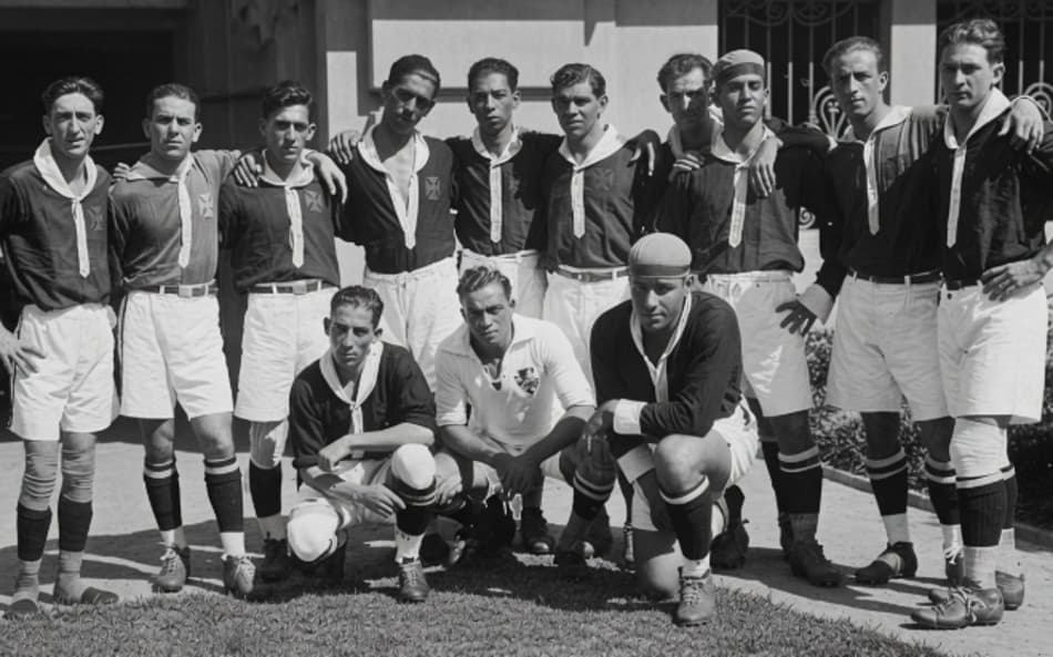 Elenco do Vasco de 1926 posa para forto, Dinho aparece em pé de gorro