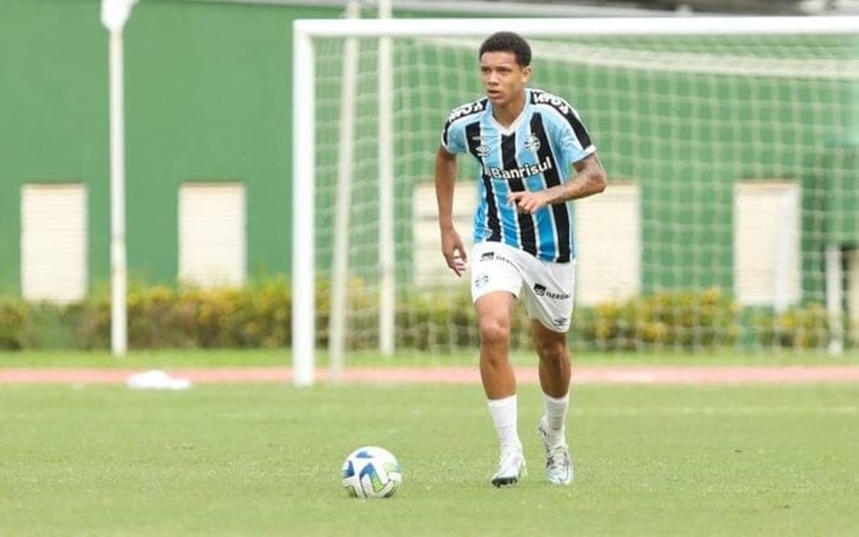 Zagueiro Viery avança com a bola em partida do Grêmio