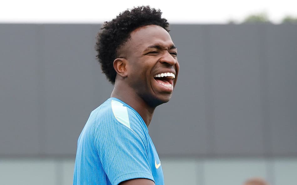 Vini Jr sorri durante o treino da Seleção Brasileira