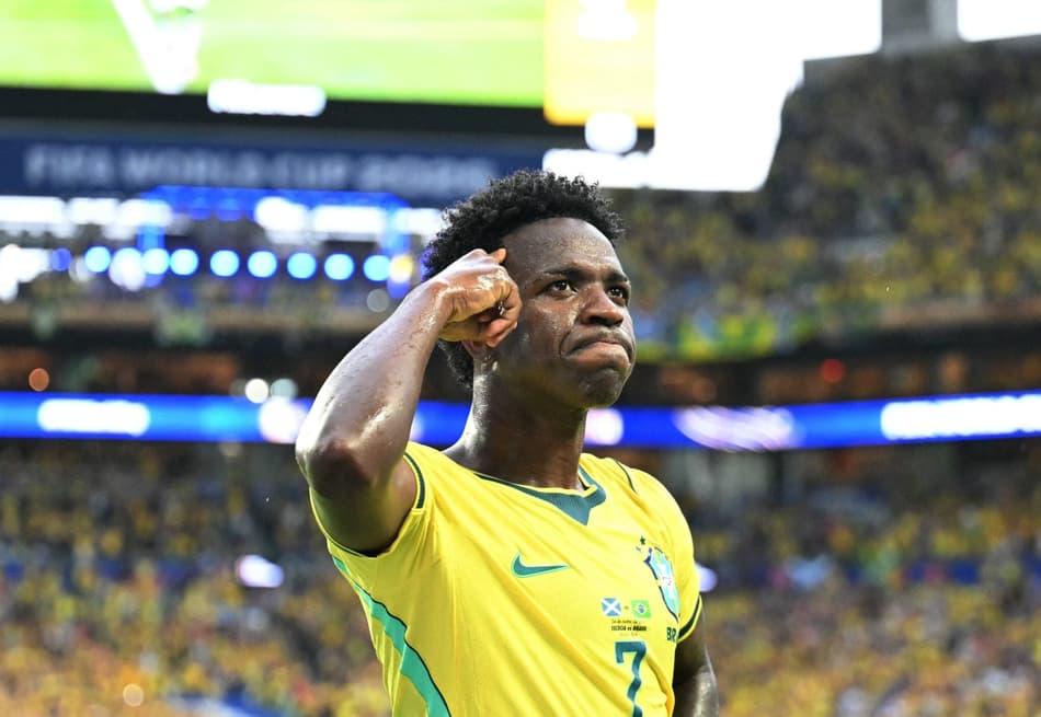 Vini Jr aponta para a cabeça em comemoração do gol do Brasil sobre a Escócia na Copa do Mundo