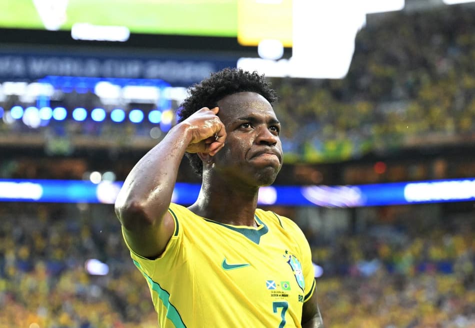 Vini Jr aponta para a cabeça em comemoração do gol do Brasil sobre a Escócia na Copa do Mundo