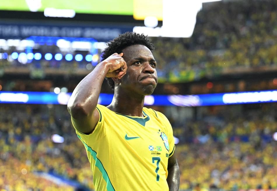 Vini Jr aponta para a cabeça em comemoração do gol do Brasil sobre a Escócia na Copa do Mundo