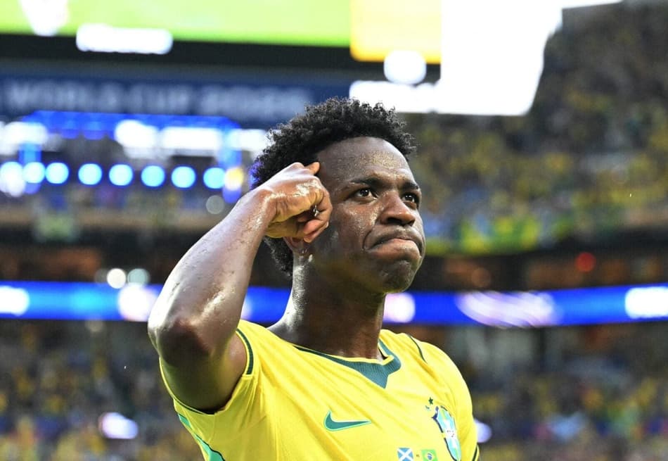 Vini Jr aponta para a cabeça em comemoração do gol do Brasil sobre a Escócia na Copa do Mundo