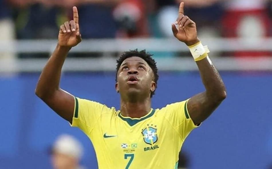 Vini Jr aponta para o céu ao comemorar gol do Brasil