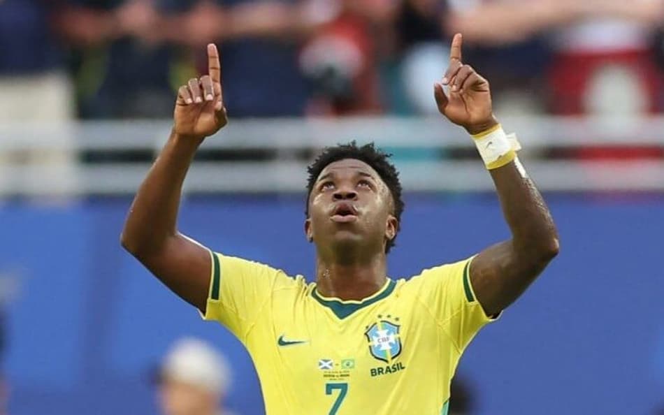 Vini Jr aponta para o céu ao comemorar gol do Brasil